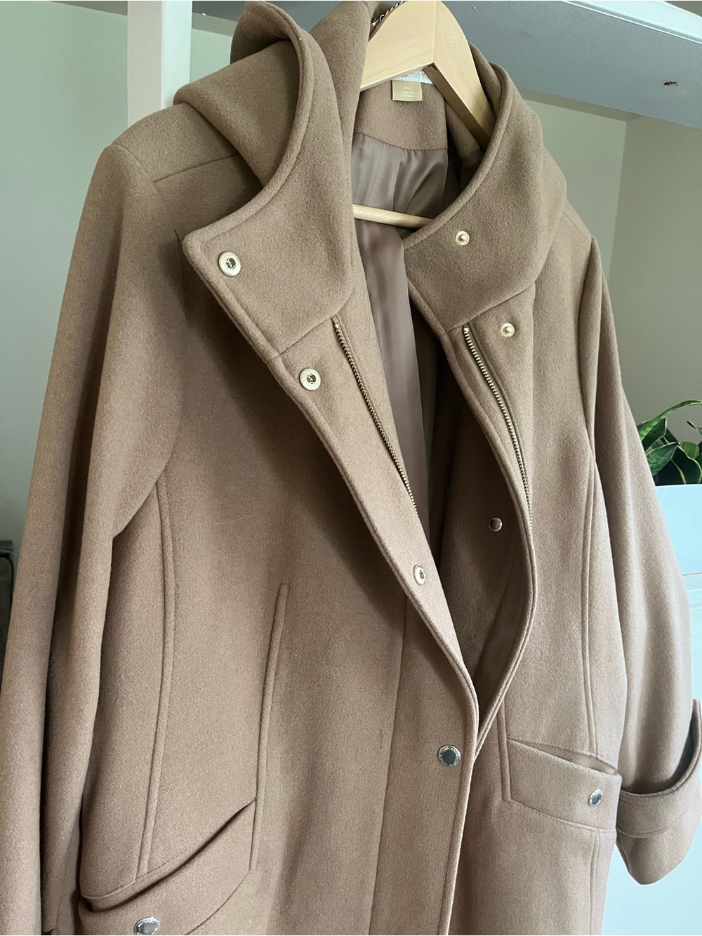 Women's new Michael Kors Hooded Trench Coat in Camel Brown. Size XXL
